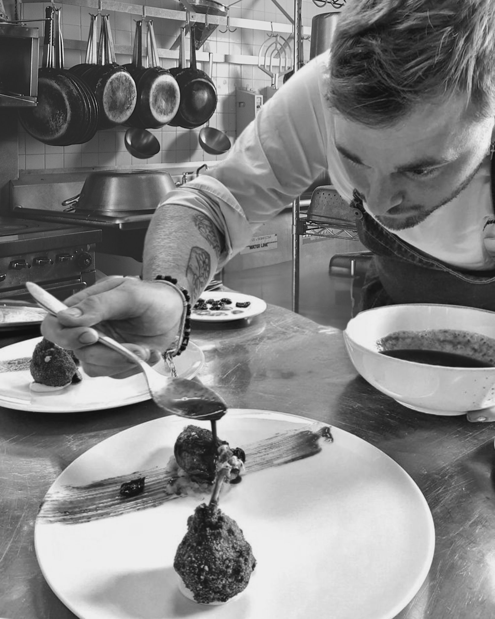 Davis in cucina — impiattamento
