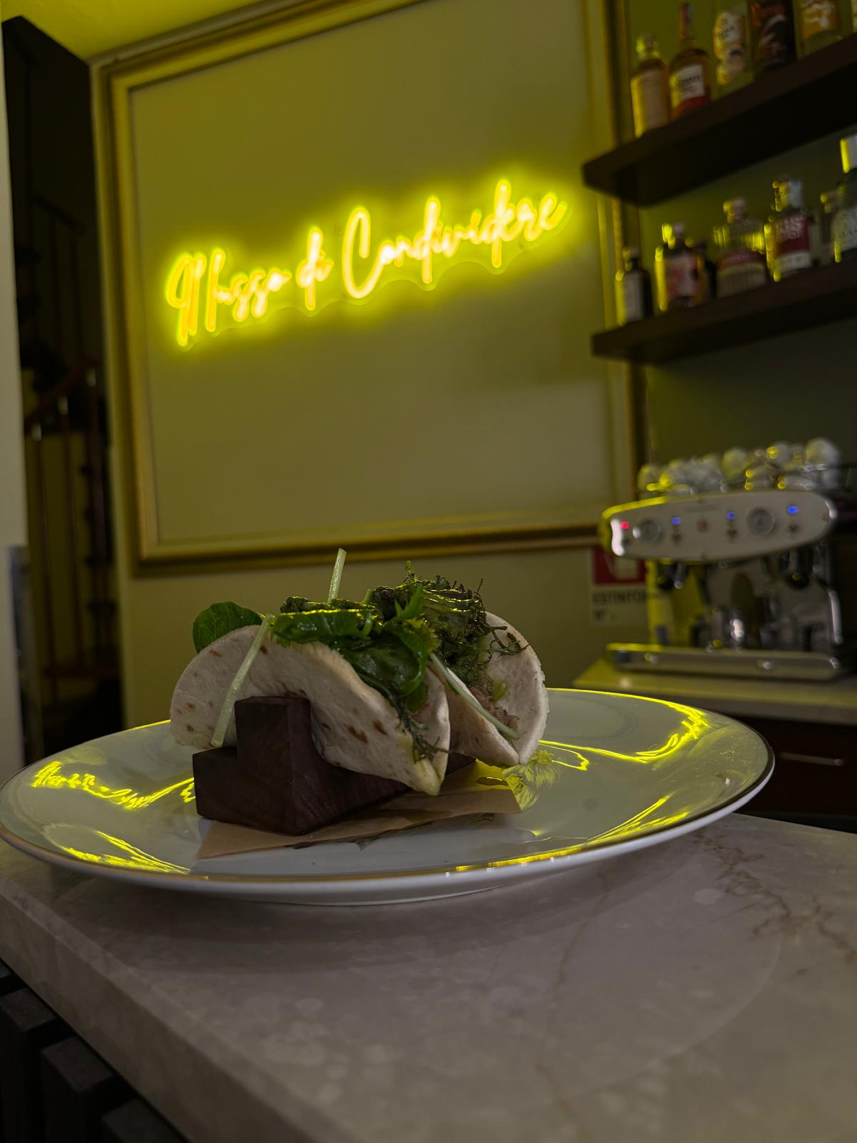 Il Lusso di Condividere — neon e bar